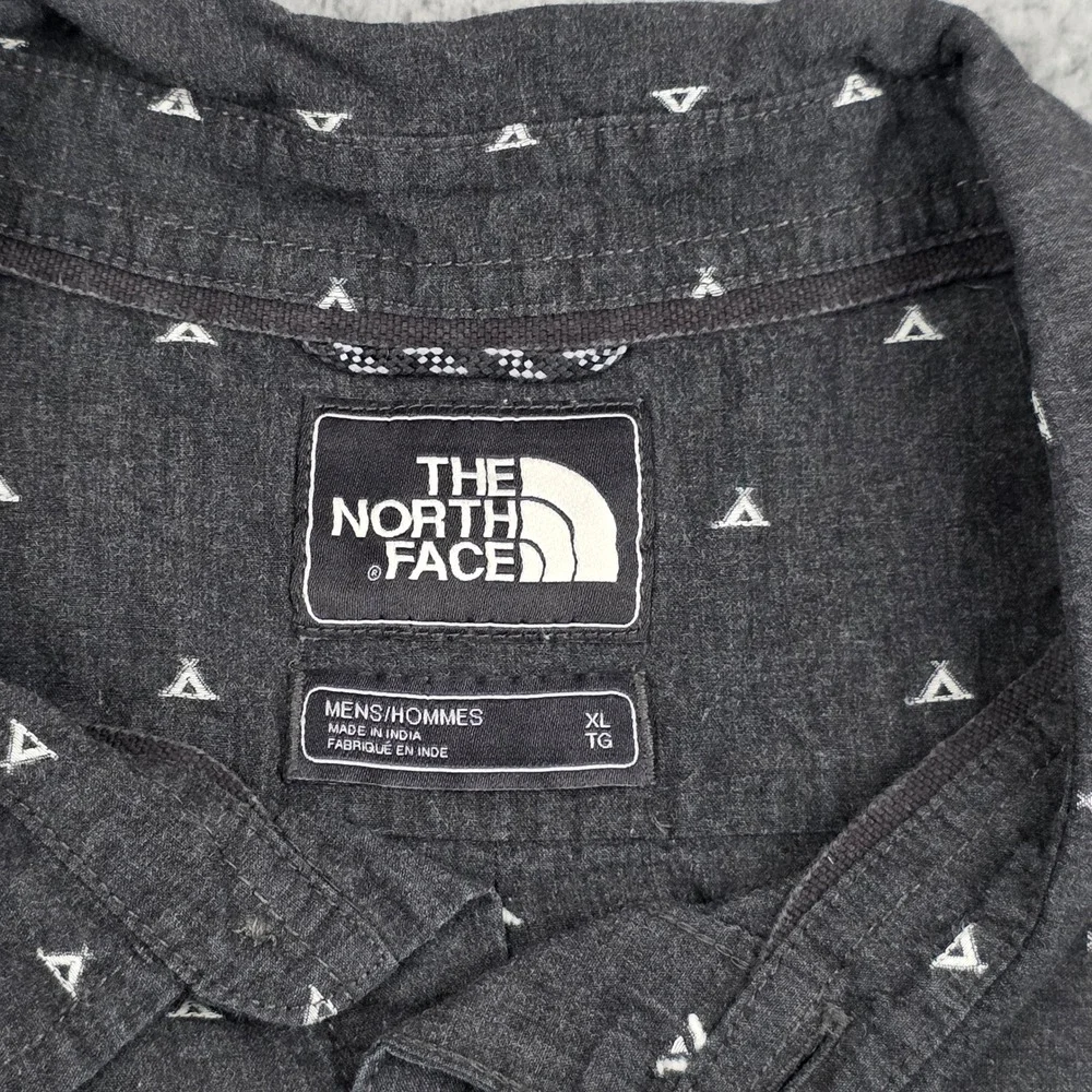The North Face Mens‎ XL Short Sleeve Button Up Shirt Gray Triangle tent print